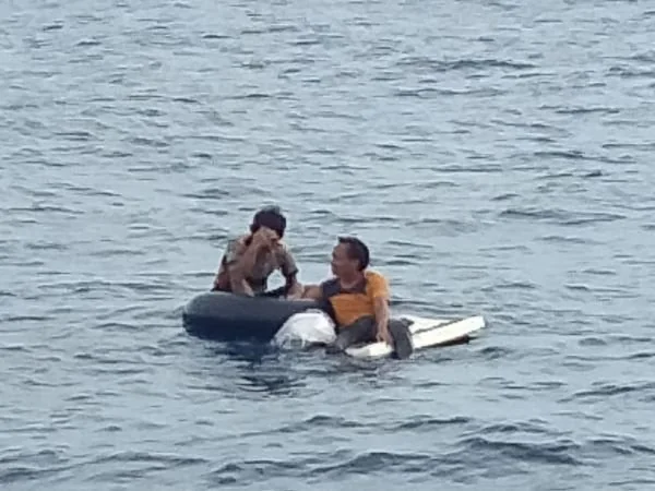 Dua orang yang terdampar saat terapung di laut (Dok : Ist).