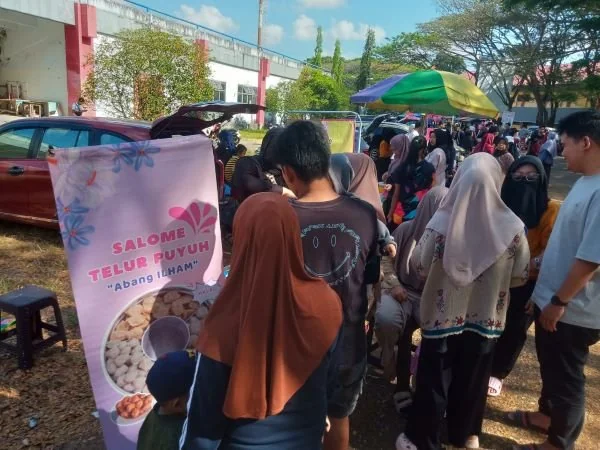 Antusias masyarakat saat memesan salome telur puyuh (Dok : Ist).