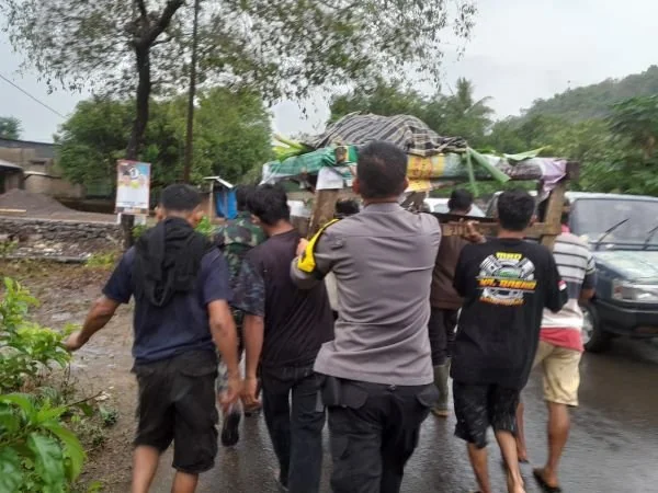 Warga saat melakukan evakuasi terhadap korban (Dok: Ist).