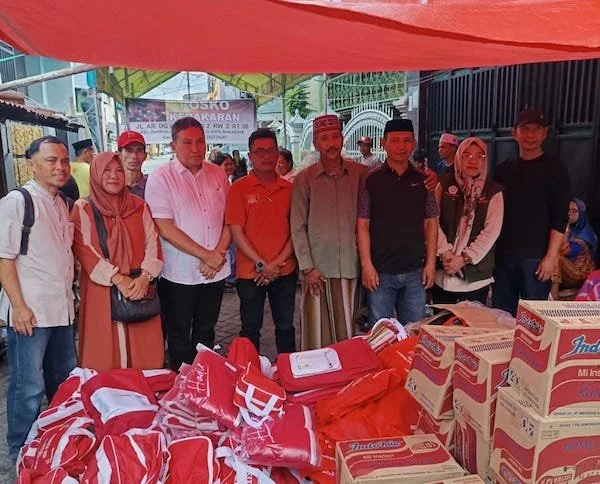 Kepala Dinsos Sulsel, Abdul Malik Faisal saat menyerahkan bantuan kepada korban bencana kebakaran (Dok: Ist)