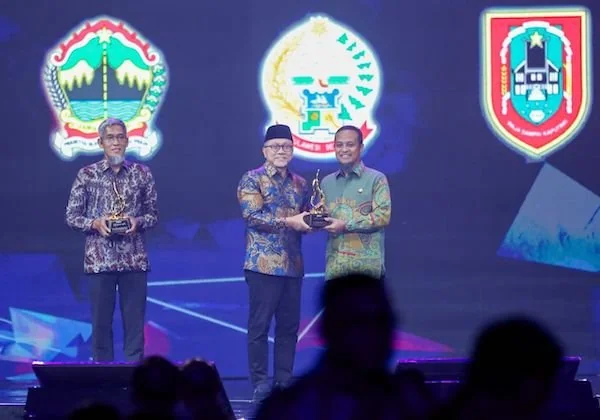 Gubernur Sulsel Andi Sudirman Sulaiman menerima penghargaan nasional ketahanan pangan 2025 (dok. Ist)
