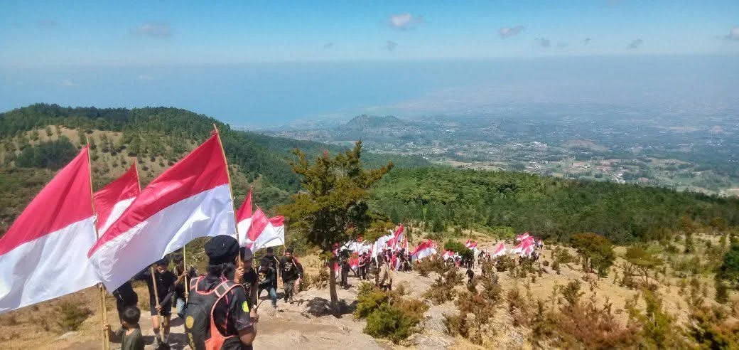 81 bendera Merah Putih berkibar di Puncak Bulu Bialo, (Dok: Ist)