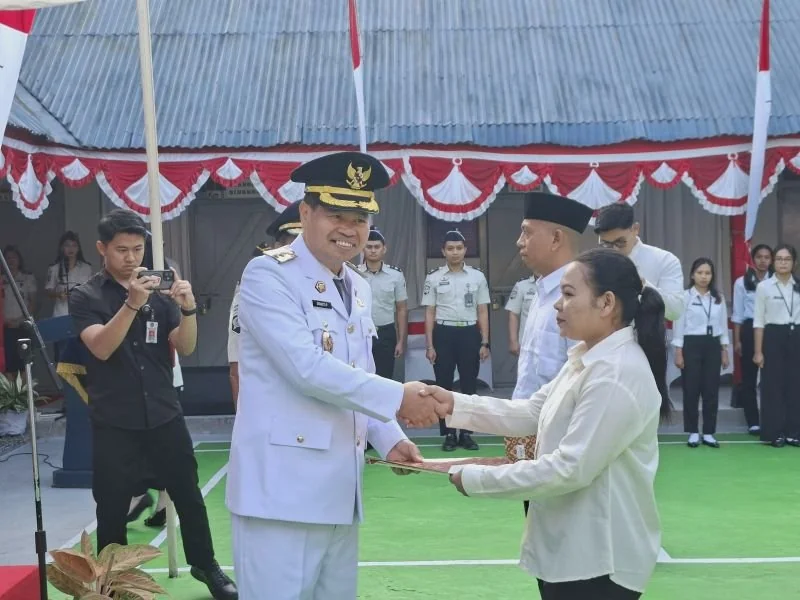 Penyerahan remisi secara simbolis oleh Wakil Bupati Tana Toraja, Erianto Laso Paundanan kepada anak binaan di Rutan Makale, Kabupaten Tana Toraja (Dok: Ist)