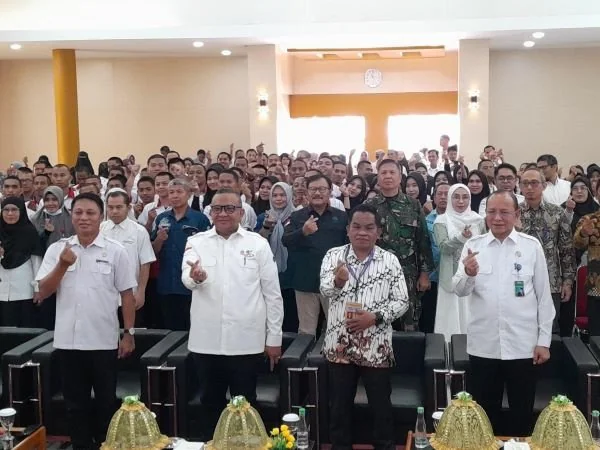 Wakil Menteri Ketenagakerjaan RI, Afriansyah Noor dan Pj Sekretaris Provinsi Sulsel, Andi Darmawan Bintang di BBPVP Makassar (Dok: Nofi KabarMakassar)