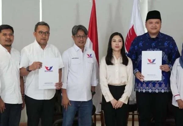 Ketua Umum DPP Perindo Angela Tanoesoedibjo (kedua kanan) berfoto bersama dengan Arham Basmin Mattayang (kanan) saat penyerahan surat B1-KWK di Jakarta (Dok : Ist).