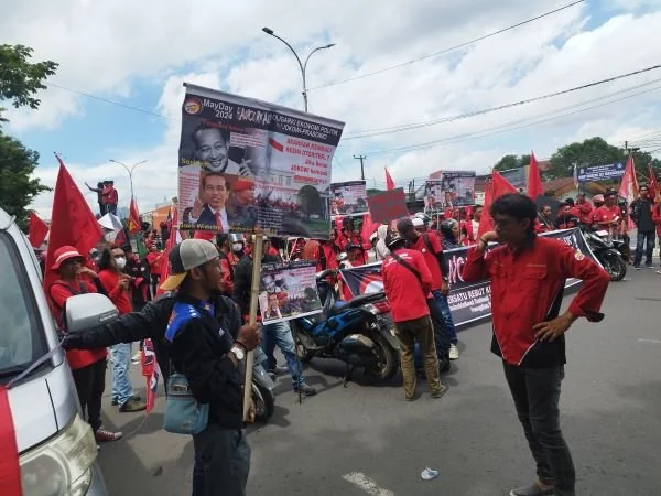 Aksi Demontrasi Peringati Hari Buruh (May Day) Membawakan 15 Tuntutan, Rabu (1/5).