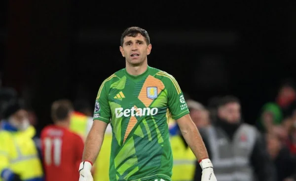 Emiliano Martinez meraih gelar kiper pria terbaik FIFA 2024. (Foto: MI News/NurPhoto via Getty Images)