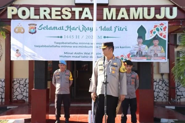 Kapolresta Mamuju saat memimpin apel pengecekan personel pasca cuti Lebaran.