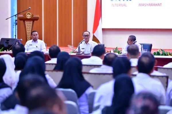 Pj Gubernur Sulsel, Prof Zudan Arif Fakrulloh saat memimpin rapat.