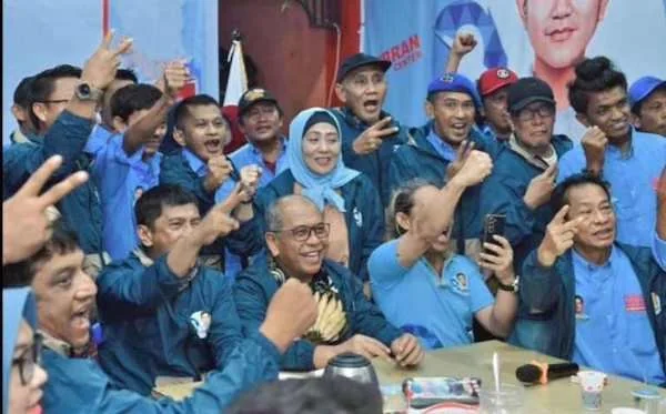 Bakal calon Gubernur Sulsel 2024 Ilham Arief Sirajuddin (IAS) bersama jajaran pengurus DPP Gibran Center. Foto IST