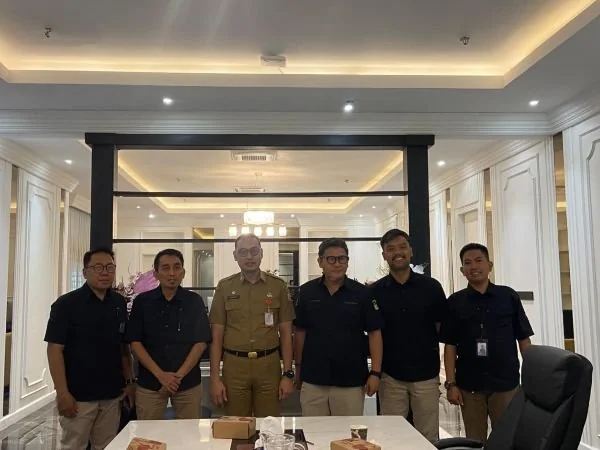 Plt Direktur Utama Perumda Parkir Makassar, Adi Rasyid Ali, bersama jajaran direksi dan staf melakukan audiensi dengan Sekretaris Daerah (Sekda) Kota Makassar, A. Zulkifly Nanda (Dok : Ist).