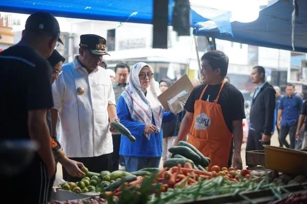 PJ Gubernur Sulbar saat melakukan kunjungan ke Pasar di Mamuju.