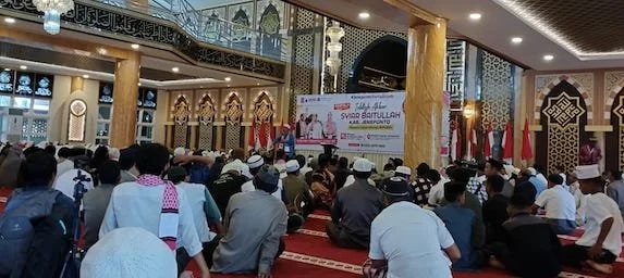 Ustad Solmed saat membawakan Tabligh Akbar di depan para Jamaah di Mesjid Agung Jeneponto (Ullah Kabarmakassar.com)