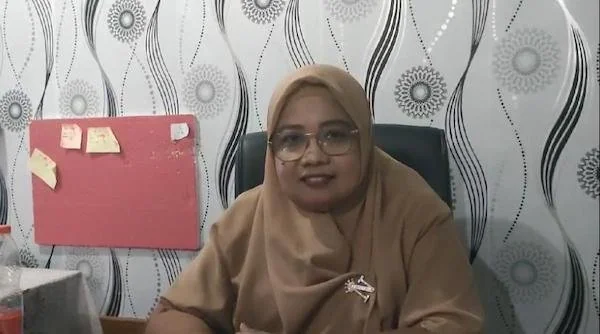 Kepalah sekolah SMA 11 Makassar, Nuraliyah saat di wawancarai awak media di ruangannya. Di jalan Andi Mappaoddang