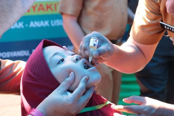 Dinas Kesehatan memberikan imunisasi polio terhadap anak secara serentak di Kabupaten Bulukumba (Dok : ist).