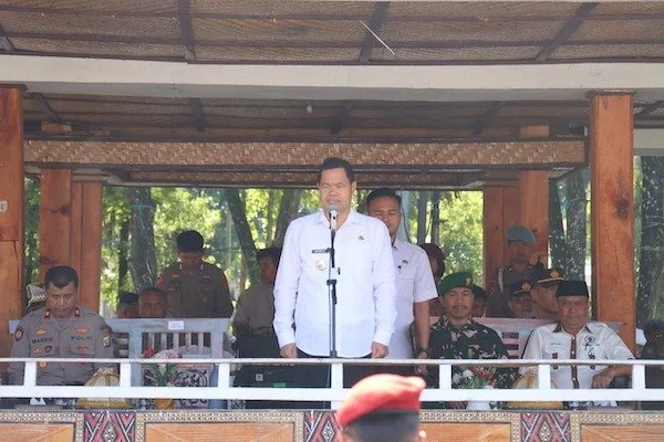 Wakil Bupati Tator selaku Inspektur Upacara pada Apel Kesiapan Tanggap Darurat Bencana Hidrometeorologi di Plaza Kolam Makale, Rabu(05/11/2025). Dok(Ist).