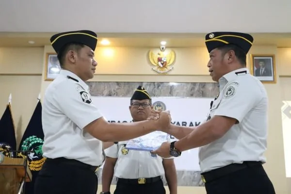 Akbar Amnur menyerahkan tanggung jawab jabatan kepada Ashari yang ditunjuk sebagai Pelaksana Tugas (Plt.) Kepala Lapas Kelas IIA Bulukumba. (Dok: Ist)