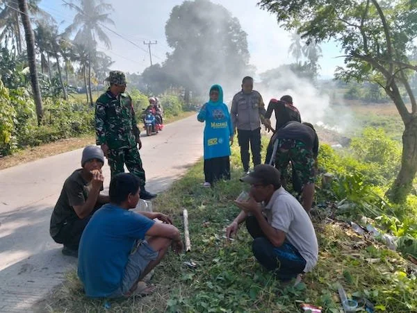 Bhabinkamtibmas Desa Bangkalaloe, Aiptu Syafaruddin bersama Babinsa, Kepala Desa St. Syamsiah Saad serta jajaran perangkat desa dan warga bergotong royong saat membersihkan sampah di alun-alun Desa.