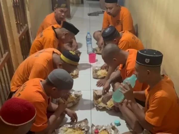 Tahanan Mapolres Jeneponto saat menikmati hidangan berbuka puasa dari Kapolres (Dok : Ist).