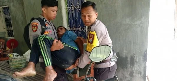 Personel Polsek Tommo saat membawa korban ke Puskesmas (dok:Ist)