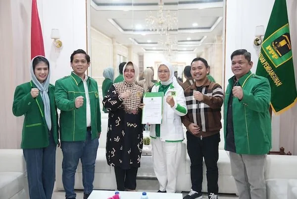 Indira Yusuf Ismail saat menerima surat tugas resmi dari Dewan Pimpinan Pusat (DPP) Partai Persatuan Pembangunan (PPP) untuk maju sebagai calon Wali Kota Makassar pada Pemilihan Wali Kota 2024, Rabu (12/06).