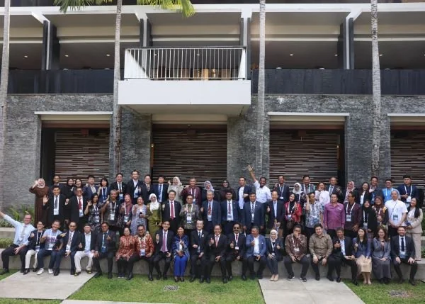 Gubernur Provinsi Quirino Filipina Dakila Carlo (kelima dari kanan bawah) saat berfoto bersama dengan Danny Pomanto (tengah) dan peserta Workshop Internasional Forum Air Dunia ke-10 di Bali.