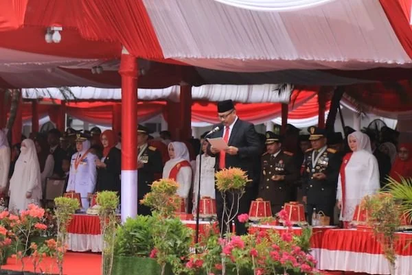 Kepala Kantor Wilayah Kementerian Agama Sulawesi Selatan, Ali Yafid memimpin pembacaan doa pada upacara peringatan Hari Ulang Tahun (HUT) ke-80 Republik Indonesia di Lapangan Rumah Jabatan Gubernur Sulsel. Dok. Ist