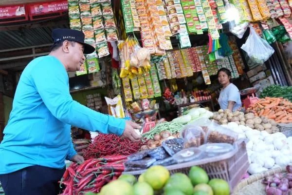 Pj Gubernur Sulbar Bahtiar Baharuddin saat memantau harga komoditi di pasar Mamuju (Dok : Ist).