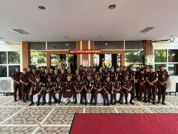 Kajati Sulsel Agus Salim, saat melakukan kunjungan kerja bersama rombongan ke Kejaksaan Negeri Jeneponto, Selasa (22/4). (Foto/ullah).