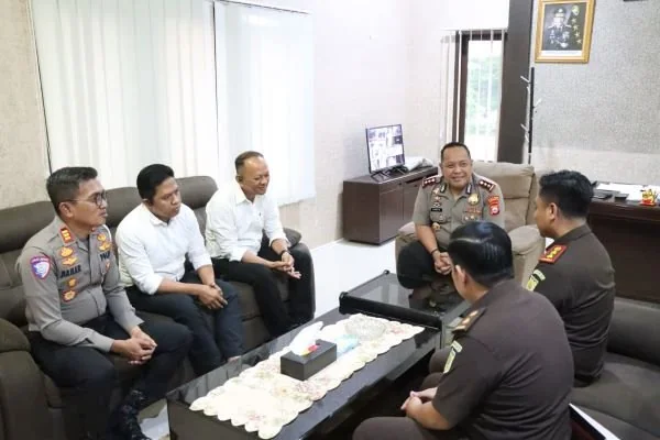 Kapolres Jeneponto, AKBP Haryo Basuki menerima kunjungan Kepala Kejaksaan Negeri (Kajari) Akhmad Heru Prasetyo. (Dok: Ist)