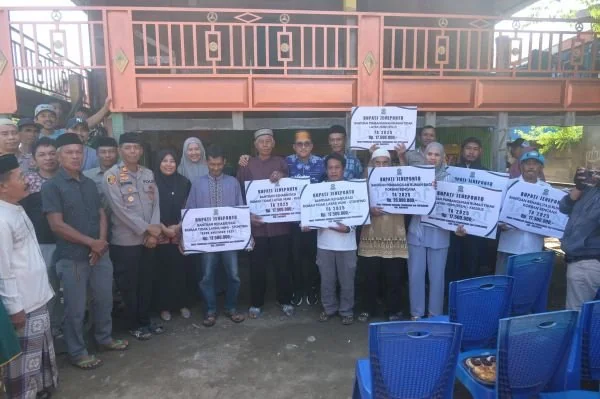 Bupati Jeneponto, H. Paris Yasir, saat menyerahkan bantuan RTLH bagi warga Stunting, TBC dan Bencana (Dok : Ist).