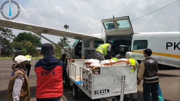 Petugas memuat bahan semai berupa Natrium Klorida ke dalam pesawat yang akan digunakan untuk operasi modifikasi cuaca (Dok: Ist)
