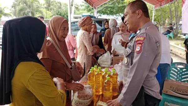 Masyarakat Bulukumba saat mebeli kebutuhan pokok di Pasar Murah (Dok : Fitri KabarMakassar).