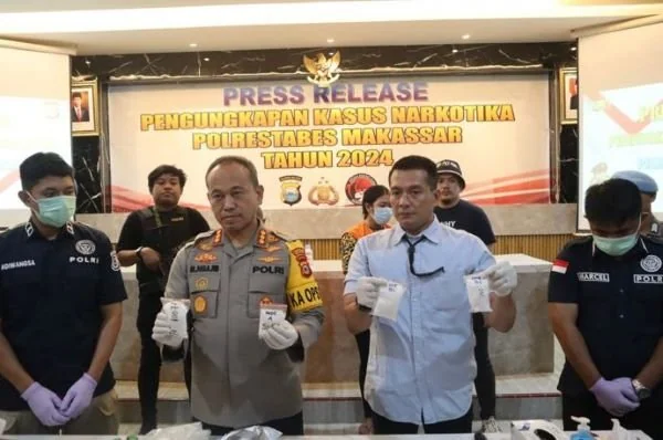 Kapolrestabes Makassar Kombes Pol Mokhamad Ngajib didampingi Kasat Narkoba Polrestabes Makassar AKBP Doli M. Tanjung, dalam konfrensi pers di aula Mappaoddang Polrestabes Makassar, Kamis (4/4).