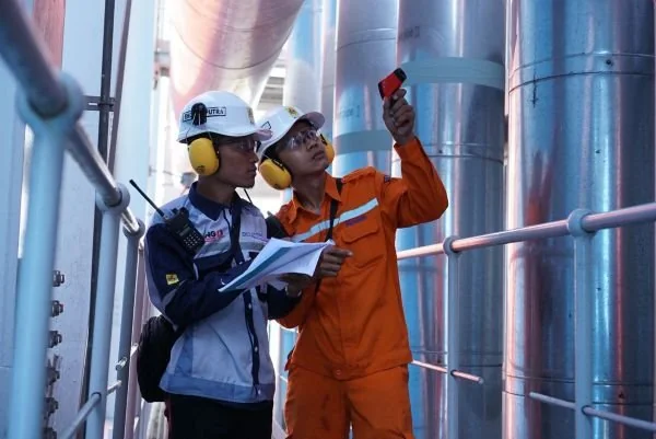 Petugas melakukan pemeriksaan peralatan di PLTU Jeneponto sebagai bagian dari upaya PLN mengoptimalkan keandalan pembangkit dan menjaga kestabilan pasokan listrik Sistem Sulbagsel (Dok: Ist)