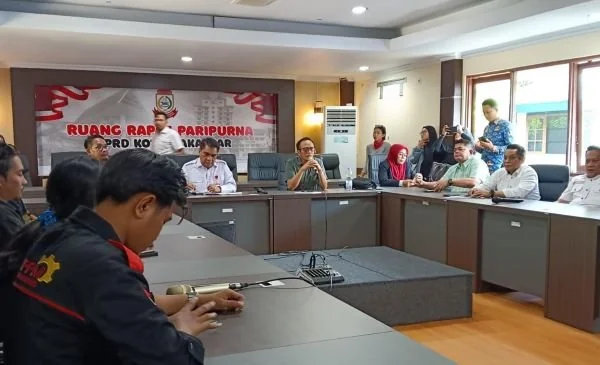Anggota Dewan Perwakilan Rakyat Daerah (DPRD) Kota Makassar (Kemeja Hijau), Basdir. (Dok: KabarMakassar)