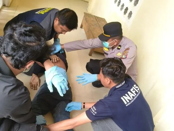 Polisi saat melakukan pemeriksaan awal di TKP (Dok : ist).