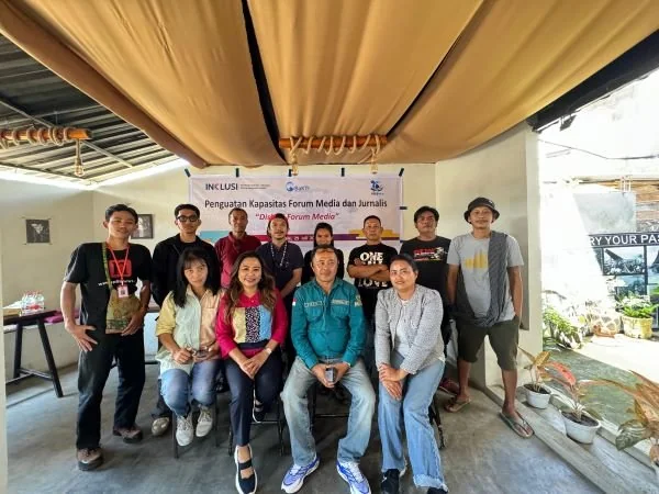 ayasan Eran Sangbure Mayang (YESMa) bersama wartawan usai diskusi (DOk : Ist).