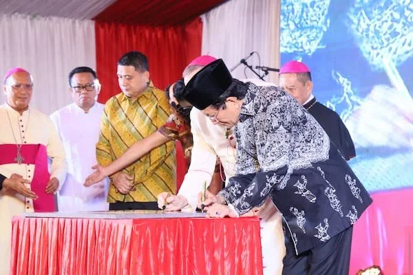 Wali Kota Makassar Munafri Arifuddin bersama Menteri Agama RI Prof. Dr. Nasaruddin Umar meresmikan Gereja Katedral Makassar (Dok: Ist).