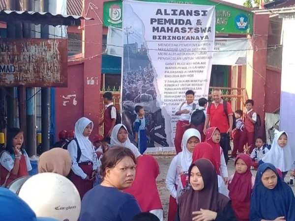 Siswa SD Inpres Pajjaiang, Kota Makassar yang tertahan di depan sekolah (Dok : ist).