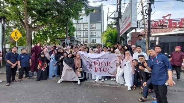 Siswa-siswi SMP dan SMA Bosowa School Makassar membagikan 370 paket takjil kepada warga sekitar sekolah. (Dok: Ist)