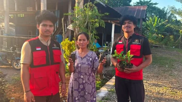 Mahasiswa Kuliah Kerja Nyata (KKN) Tematik 116 Perubahan Iklim Universitas Hasanuddin membagikan sebanyak 116 bibit pohon produktif kepada masyarakat Desa Benteng Gajah, Kecamatan Tompobulu, Kabupaten Maros. (Dok: Ist)