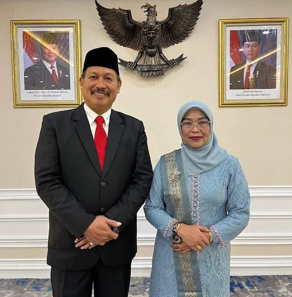 Ali Yafid bersama sang istri usai dilantik menjadi Kakanwil Kemeng Sulsel, Dok. Ist