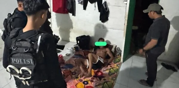 Pelaku saat diamankan oleh Patmor Polresta Mamuju (Dok : Ist).