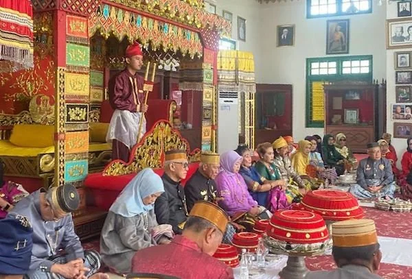 Pengukuhan Andi Hatta Marakarma sebagai Mincara Malili di Istana Kedatuan Luwu. Dok. Ist