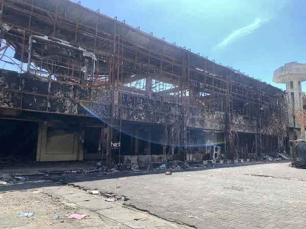 Kondisi salah satu bangunan kantor DPRD Sulsel pasca aksi unjuk rasa (dok. Syamsi/Kabar Makassar)
