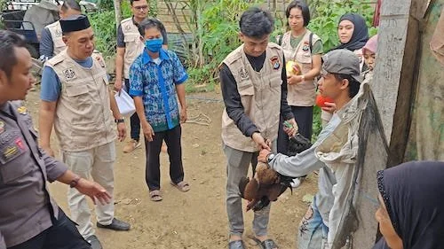 BLA Polda Sulbar saat menyerahkan bantuan kepada warga
