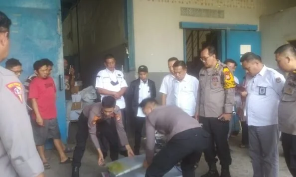 Suasana proses pemusnahan 346 ribu surat suara rusak dan 1.118 plat yang digunakan mencetak surat suara pemilu 2024 di lokasi percetakan PT Adi Perkasa selaku perusahaan yang disewa PT Temprina Media Grafika asal Surabaya, Jawa Timur. Foto IST