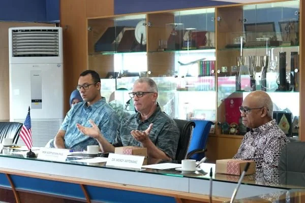 Delegasi University of Hawai’i saat bertemu dengan Rektor Unhas Prof. Jamaluddin Jompa (Dok : Ist).