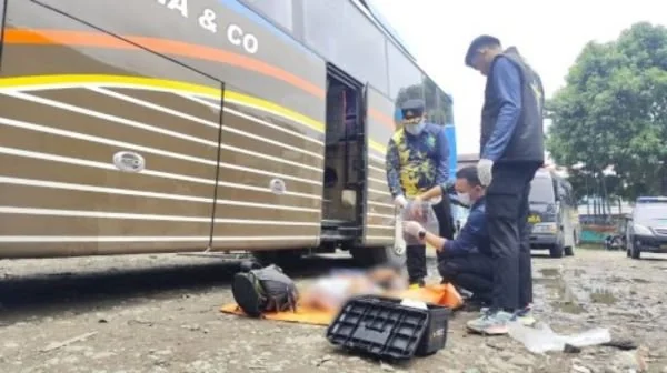 Polisi memeriksa barang bawaan korban. (Dok: Ist)